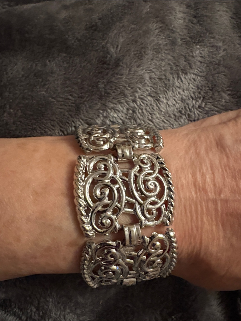 Intricate Silvertone Filigree Metal Bracelet Well Made 6 Links Chunky Vintage